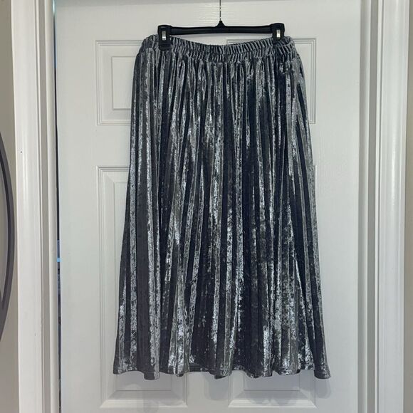 ModCloth Silver Crushed Velvet Pleated Midi Skirt - Picture 5 of 6
